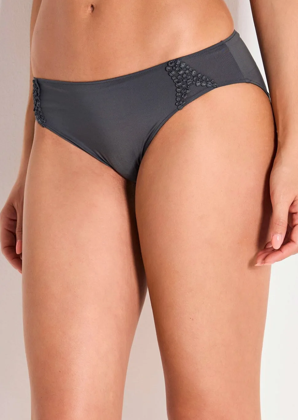 Slip taille basse en microfibre douce et soyeuse