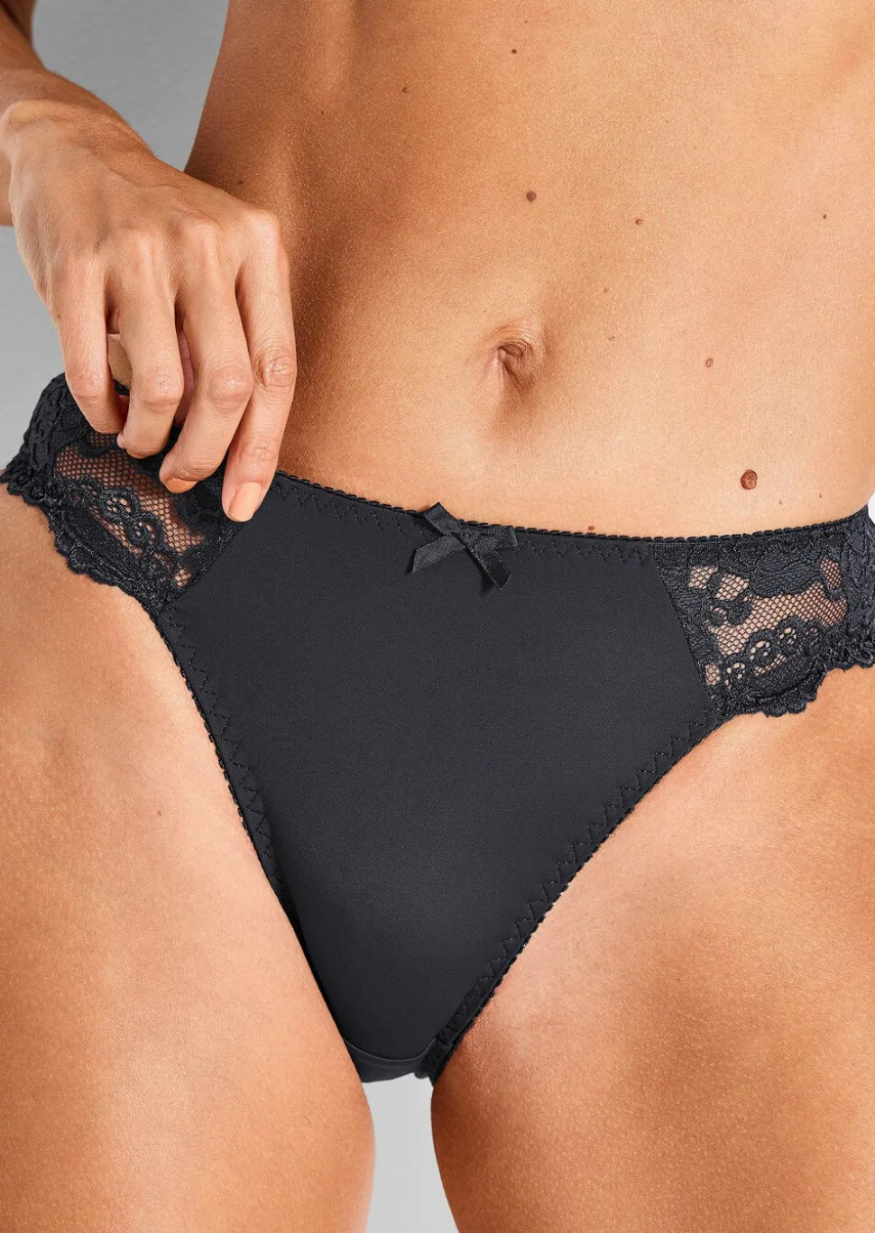Slip taille basse féminin en dentelle