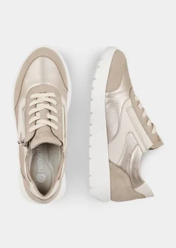 Sneakers, aspect mat et brillant.