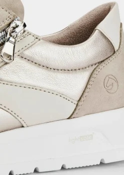 Sneakers, aspect mat et brillant.