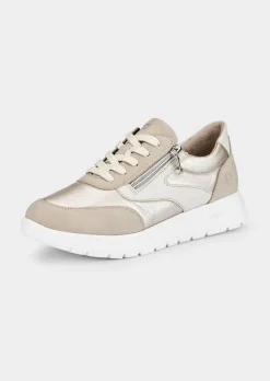 Sneakers, aspect mat et brillant.