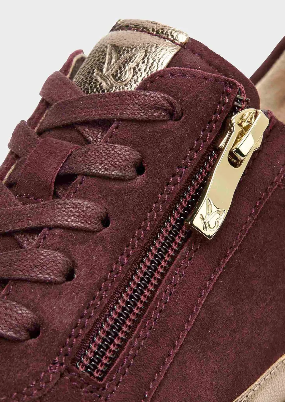 Sneakers en cuir suédé, avec détails métallisés
