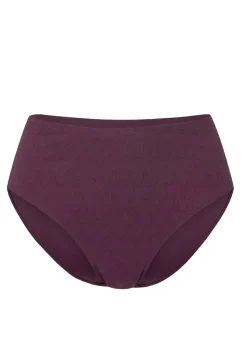 Très échancré sur les cuisses