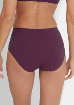 Très échancré sur les cuisses