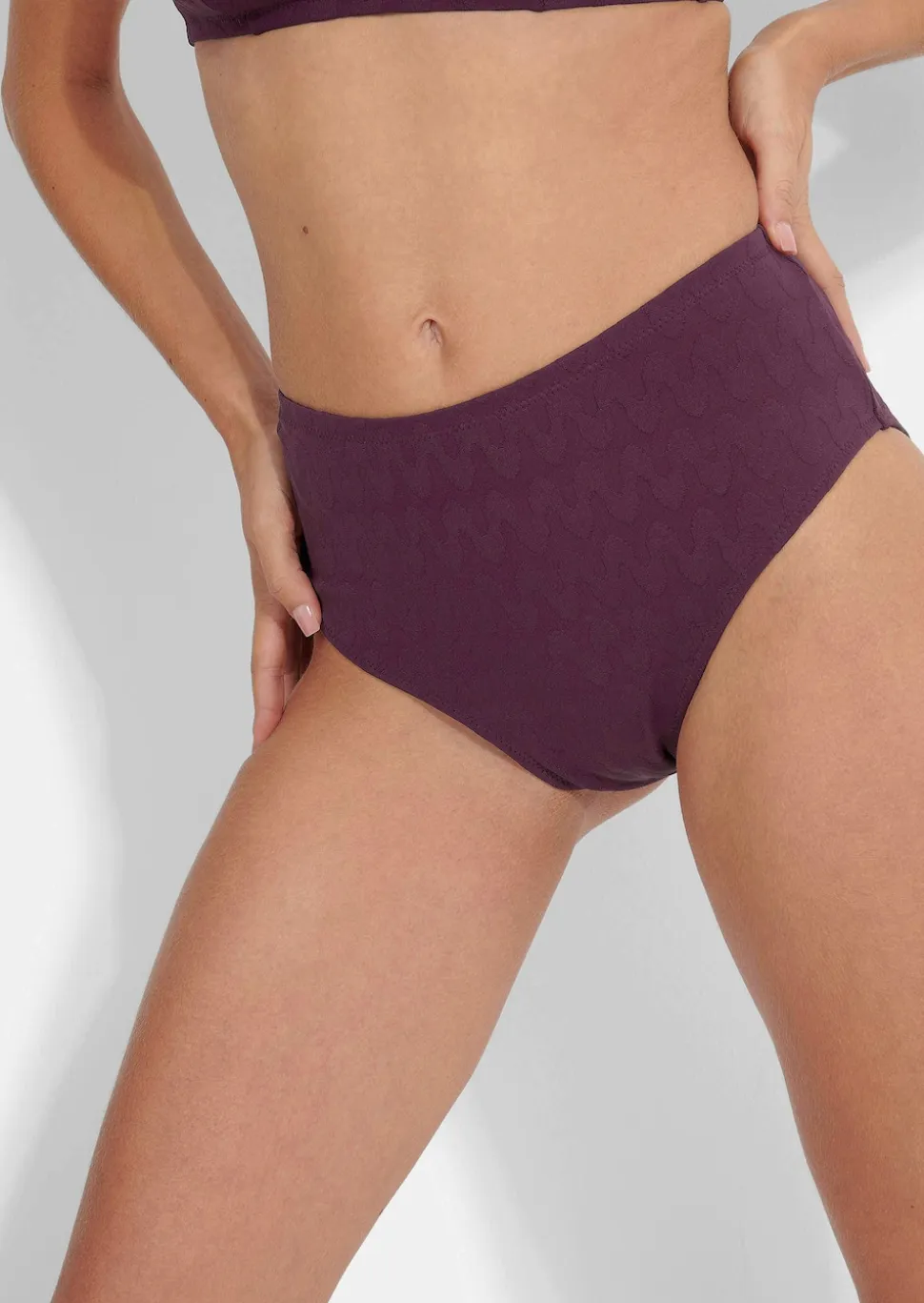 Très échancré sur les cuisses