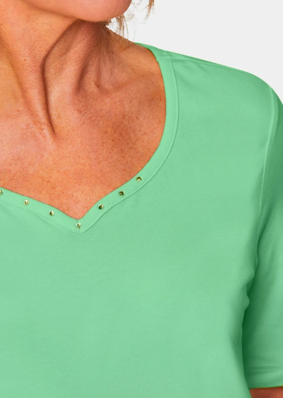 T-shirt avec charmante encolure et pierres décoratives