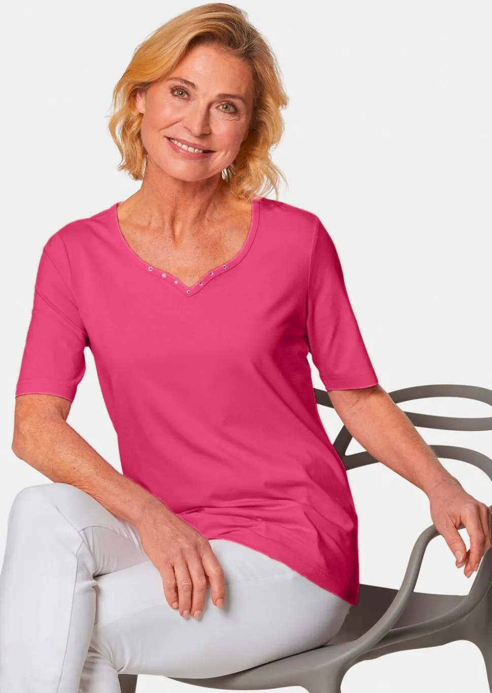 T-shirt avec charmante encolure et pierres décoratives