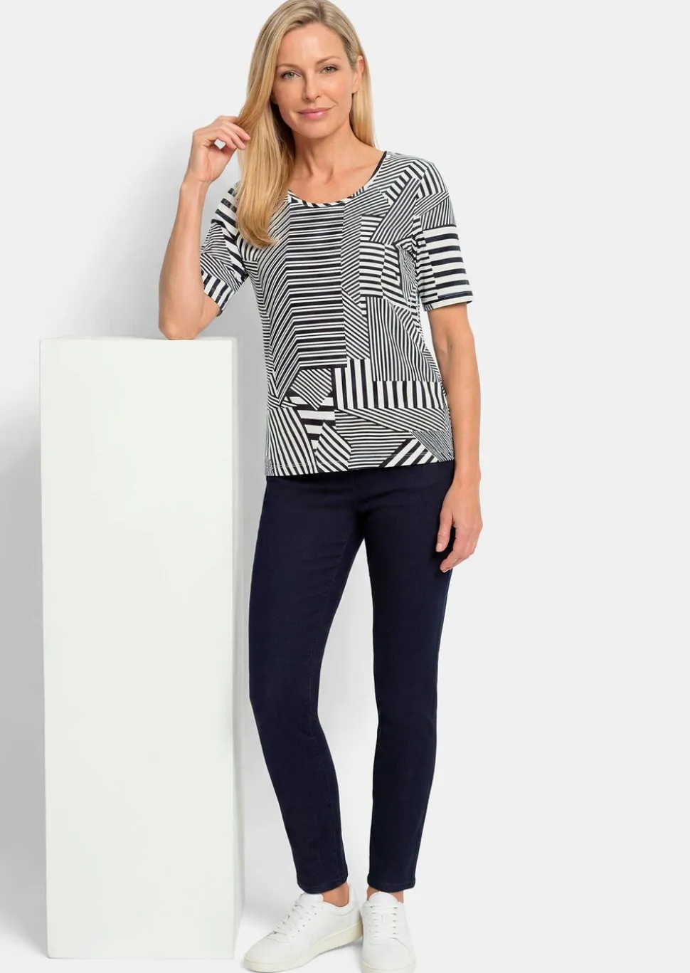 T-shirt en viscose avec impression de rayures abstraites