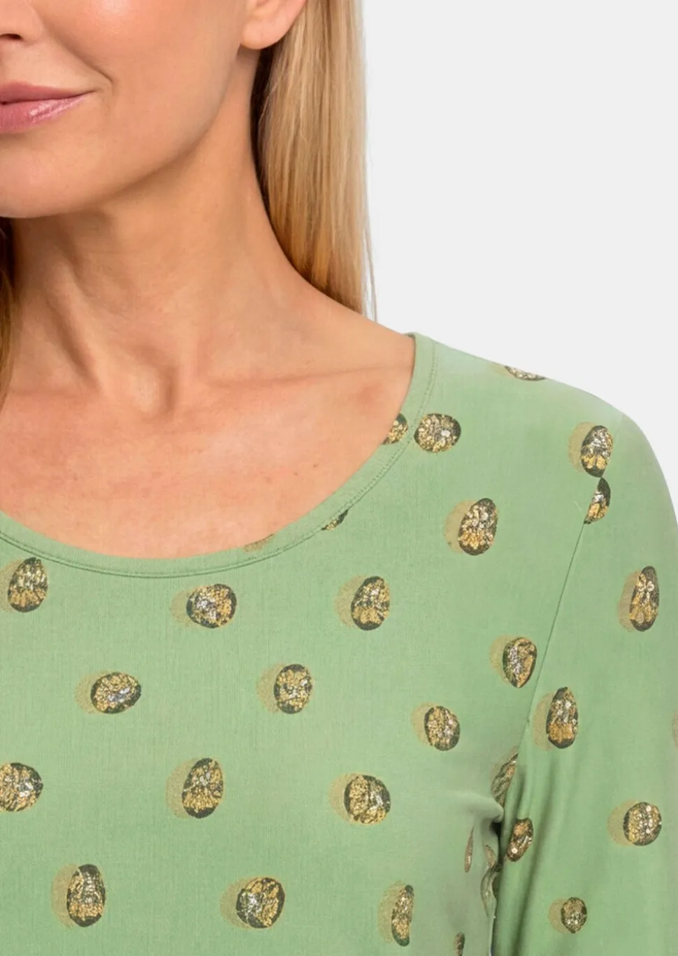 T-shirt en viscose avec un imprimé de fleurs et de feuilles