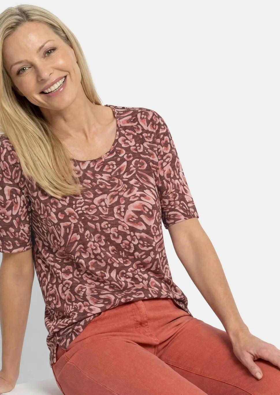 T-shirt en viscose avec un imprimé floral abstrait