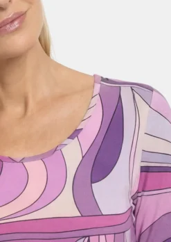 T-shirt en viscose avec un raffiné imprimé all-over
