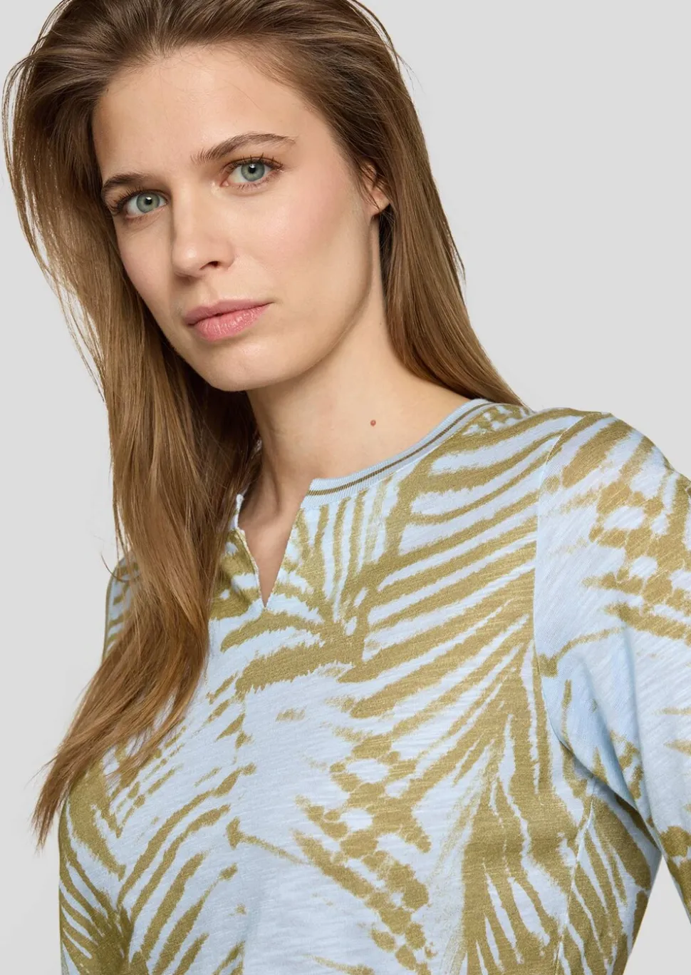 T-shirt flammée avec imprimé de feuilles