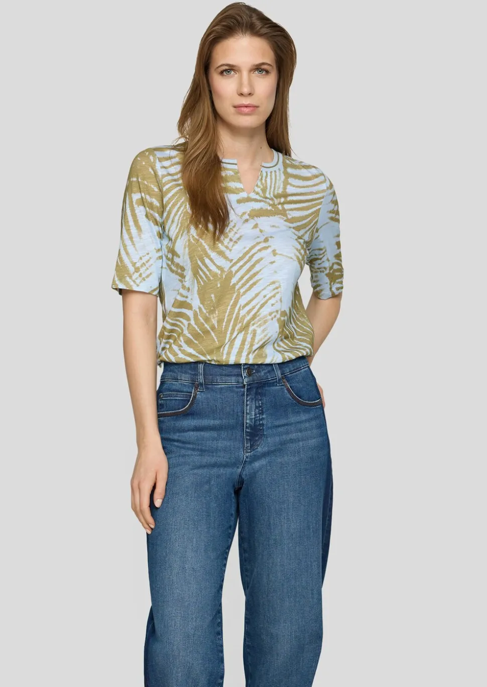 T-shirt flammée avec imprimé de feuilles