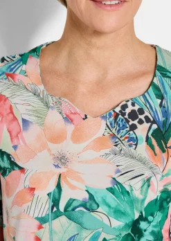 T-shirt féminin avec encolure en cœur
