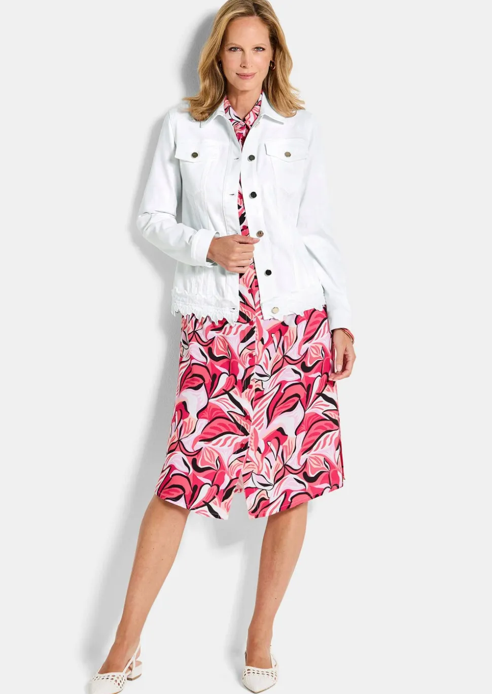 Veste en jean ornée d'une bordure florale