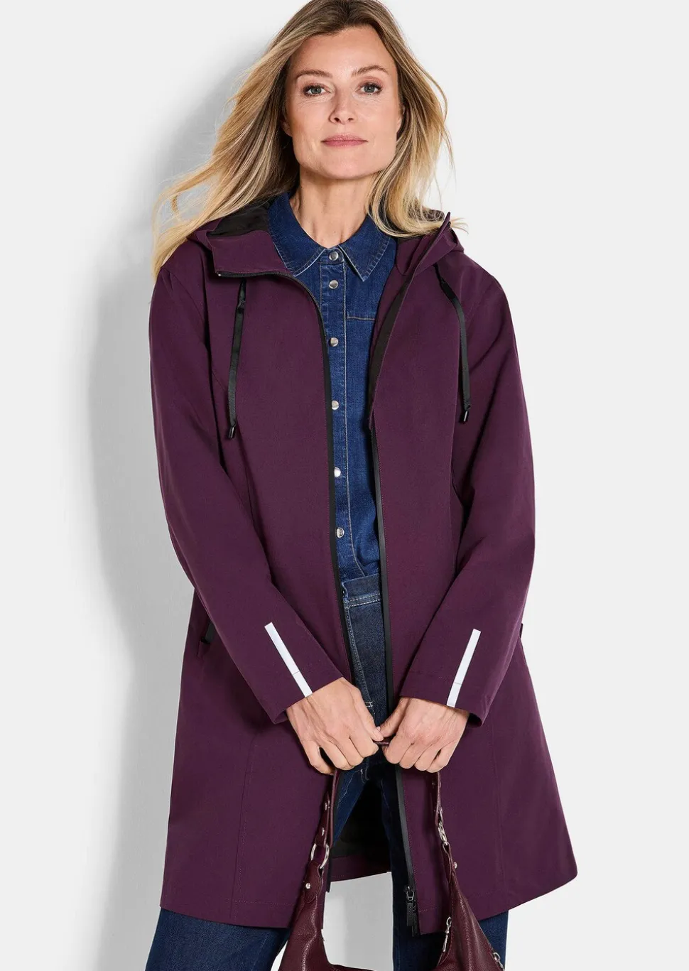 Veste imperméable avec éléments réfléchisseurs