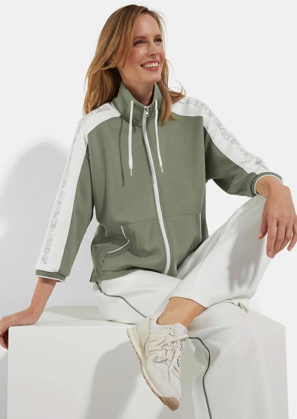 Veste sweat avec inscription sur les manches